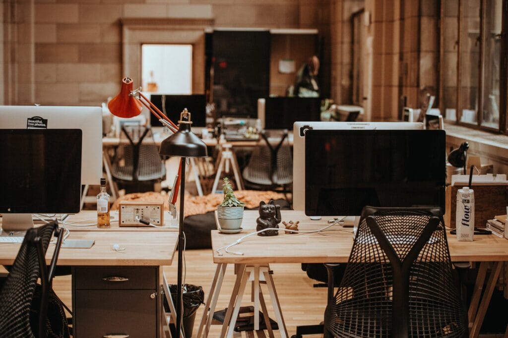 Bureau moderne et lumineux dans un centre d'affaires avec des équipements de qualité et une ambiance professionnelle.